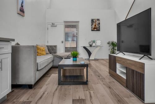 Spacious 1BR Loft Near Downtown LA Free Parking & Balcony