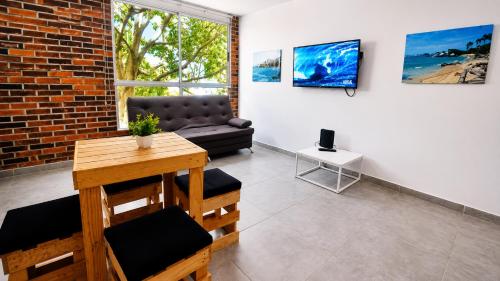 Cold AC fast Wifi best Laureles location and rates - image 4