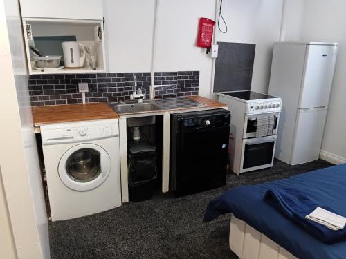 Studio Sleeps 2 with Parking in Oldbury