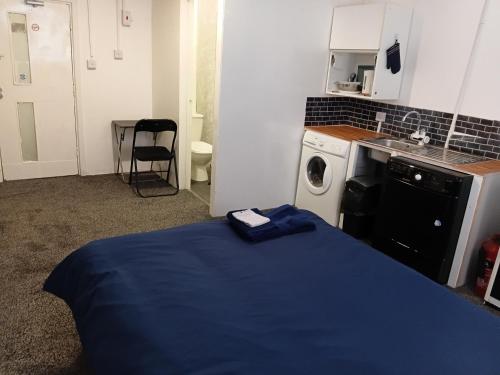 Studio Sleeps 2 with Parking in Oldbury