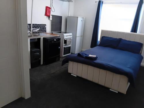 Studio Sleeps 2 with Parking in Oldbury