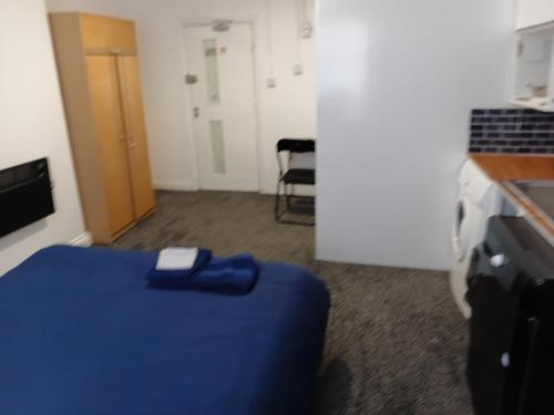 Studio Sleeps 2 with Parking in Oldbury
