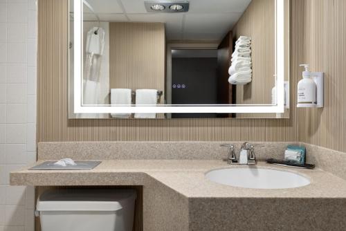 Ramada by Wyndham Grand Forks Room Type - Queen Room with Sofa Bed and Roll-In Shower - Mobility Accessible/Non-Smoking