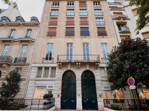 Champs-Elysées Apartment for 6 Guests
