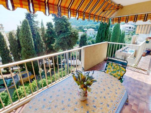 Grand appartement calme avec parking privé - FR-1-196-411
