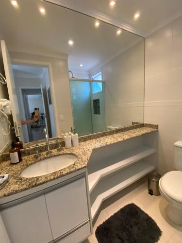Apartment in front of Praia das Astúrias in Guarujá (Apartment in front of Praia das Asturias in Guaruja) in อัสตูเรียส