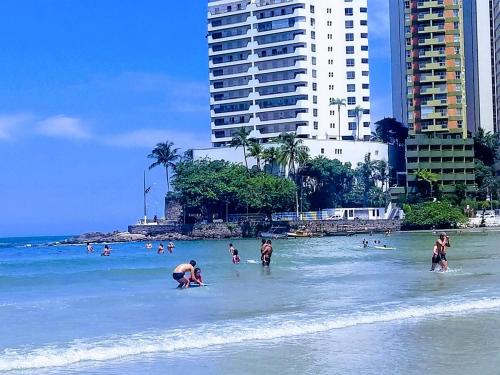 Apartment in front of Praia das Astúrias in Guarujá (Apartment in front of Praia das Asturias in Guaruja) in อัสตูเรียส