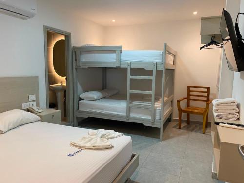 1 double bed, 1 bunk bed