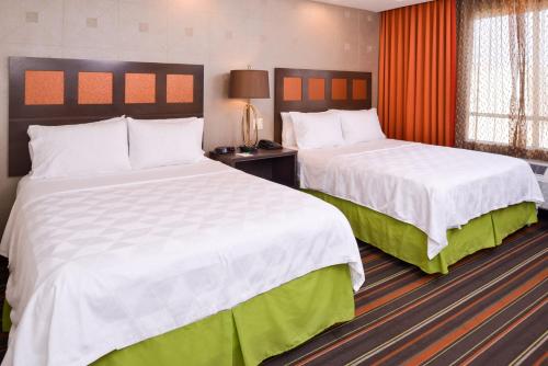2 queen beds