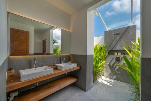 The Jendela House - Luxury 5BR Canggu Villa with Sauna Jacuzzi and Rooftop - image 2