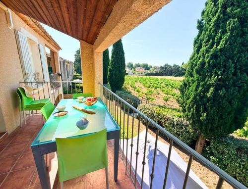 Quiet, shared pool, secure residence, view, free parking in Sainte-Cecile-les-Vignes (Alpes)