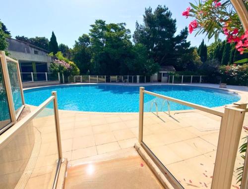 Quiet, shared pool, secure residence, view, free parking in Sainte-Cecile-les-Vignes (Alpes)