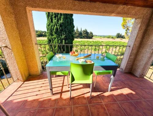 Quiet, shared pool, secure residence, view, free parking in Sainte-Cecile-les-Vignes (Alpes)