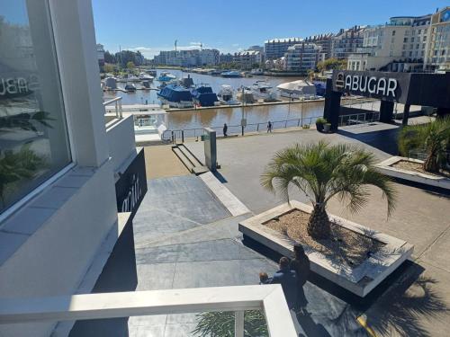 Departamento loft con balcón con vistas parciales a la bahia