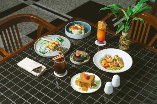 Food and beverages, Elais by ARTOTEL in Medan Baru