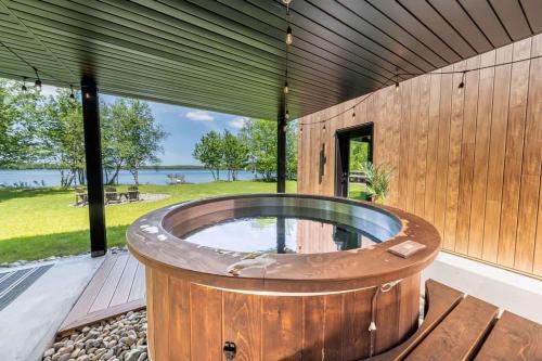 Private Spa & Direct Lake Access - Le Maka in Saint Romain (QC)