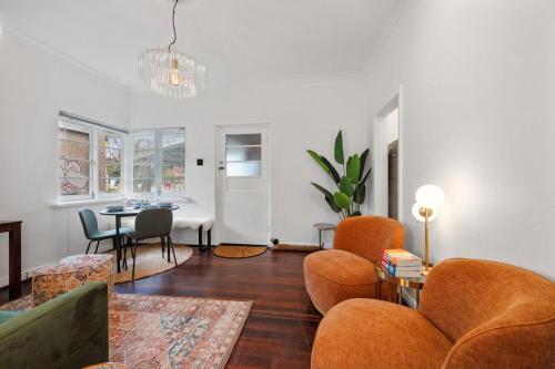 The Art Deco Darling - Espresso & Velvet on Bulwer - image 5