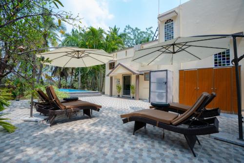 Peldbaseins, The Veridian Luxury Farmstay with Pool in Allimaranahalli