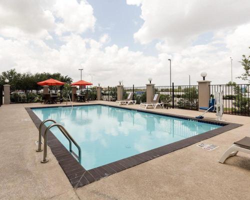 Swimming pool, Comfort Suites near Westchase on Beltway 8 in Houston (TX)