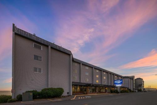 Exterior view, Newport Oceanfront Inn in Newport (OR)