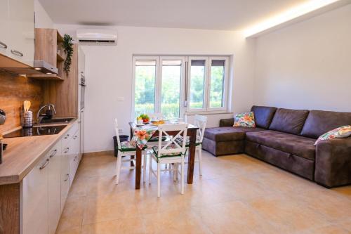Iekārtas, Sanbaldo 1BR Terrace Apartment Koper - Happy Rentals in Pobegi
