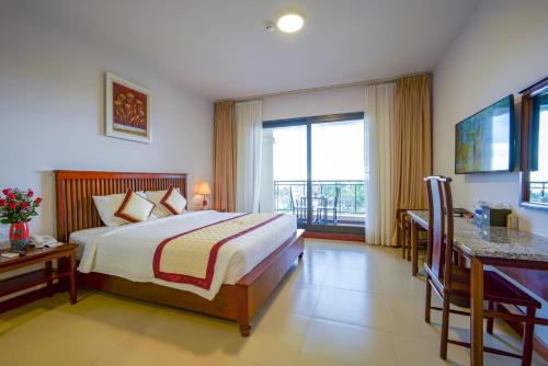 Chambre double, vue sur la piscine