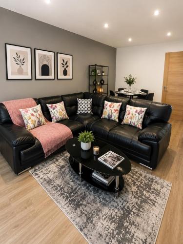 Spacious 2 Beds with Gated Free parking WIFI,NETFLIX No Deposit Required, Birmingham
