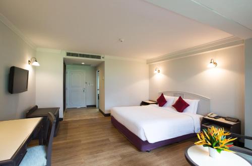 The Imperial Hotel and Convention Centre Phitsanulok Room Type - Deluxe King Bed
