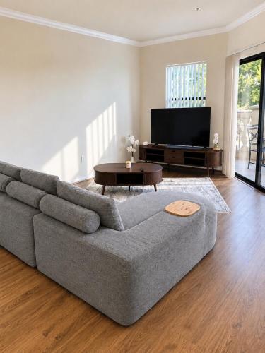 Spacious Retreat in DTLA 1B1B with Balcony -Pool Jacuzzi with City View and Huge Gym