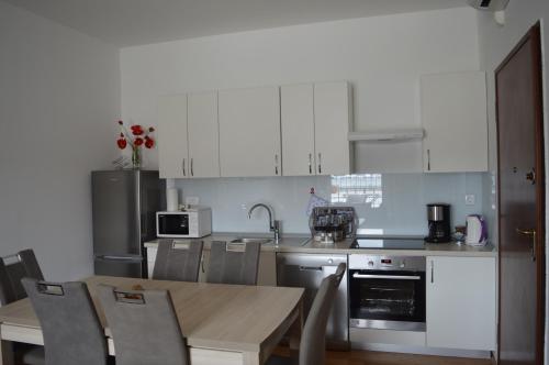 Apartments Svjetlana - image 4
