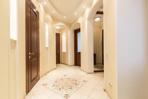 Avrora 3BR Apartment - image 2