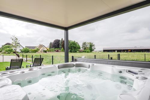 Karstais baseins, Private Jacuzzi, 3 suites, enclosed garden & parking in Ichtratzheim