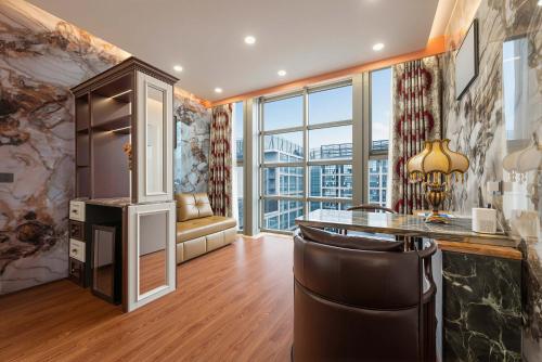 Beijing High-Rise Panoramic European International Mansion- Near Embassy District Forbidden City Temple of Heaven and Bar Street one-way PEK airport pick-up Express collection free laundry free coffee tourist ticket service - image 3