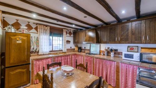 Kitchen, Cortijo El Encinar de Cobo Martos by Ruralidays in Los Encinares