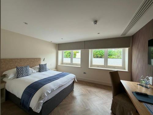 Cobo Bay Hotel