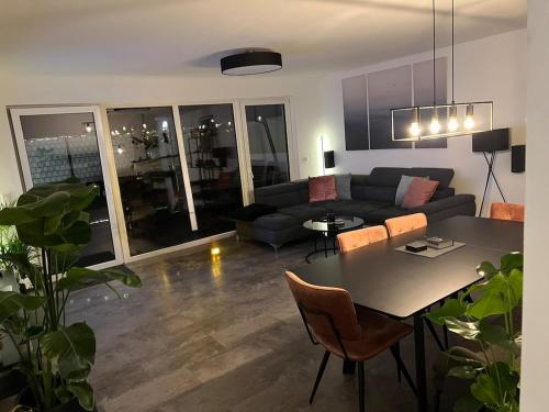Modernes Haus mit Garten am Fuße des Tetraeders in Bottrop