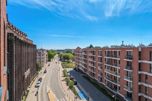 Designerski Apartament z Balkonem i Parkingiem Blisko Centrum by Renters Premium - image 4
