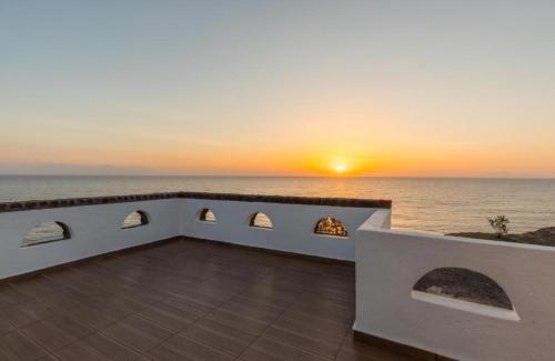Starlight Luxury Seaside Villa & Suites Room Type - Sunrise - Suite with Balcony and Sea View