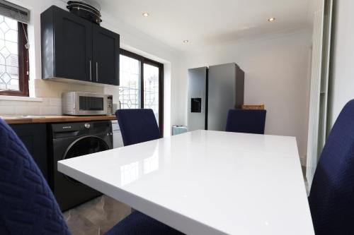 Spacious 3 Bed Home With Free Parking | Sleeps 5 | Swansea - Swansea