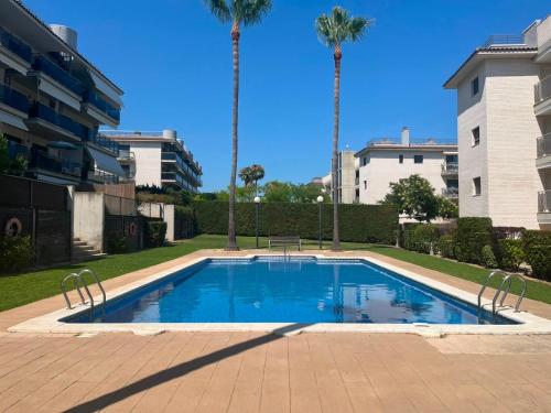 Bajo con terraza privada con acceso directo a la piscina