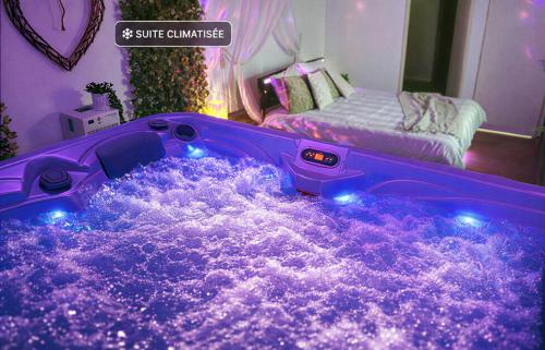 Le Bain des VioIettes - Grand jacuzzi privatif - Location saisonnière - Dole