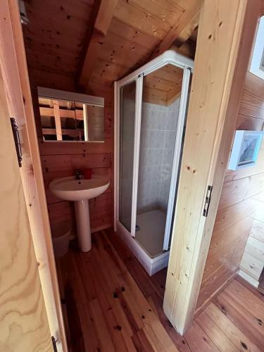 Mountain Chalet with Panoramic Views Sleeps 9 - image 3