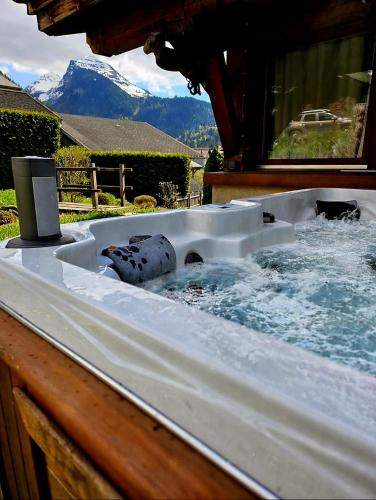 Large Superior Style Chalet - Central Location