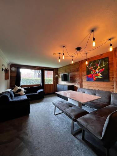 2 Ensuite Bedrooms Walk to town On Bus Route