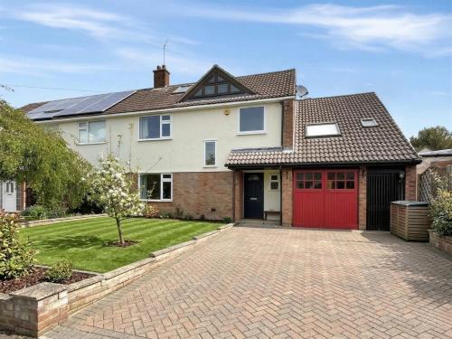 Spacious family retreat - walk to Addenbrookes in Red Cross