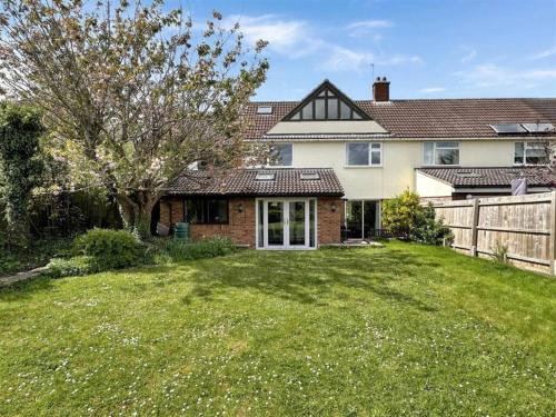 Spacious family retreat - walk to Addenbrookes in Red Cross