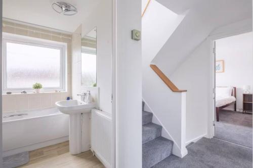 Spacious family retreat - walk to Addenbrookes in Red Cross