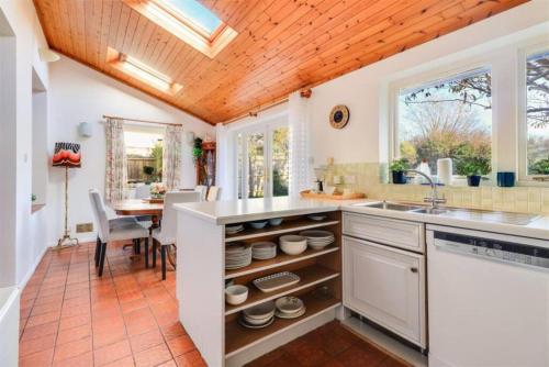Spacious family retreat - walk to Addenbrookes in Red Cross