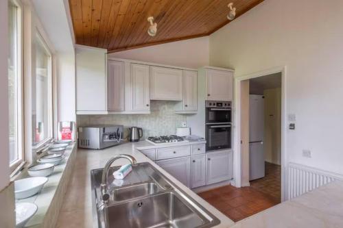 Spacious family retreat - walk to Addenbrookes in Red Cross