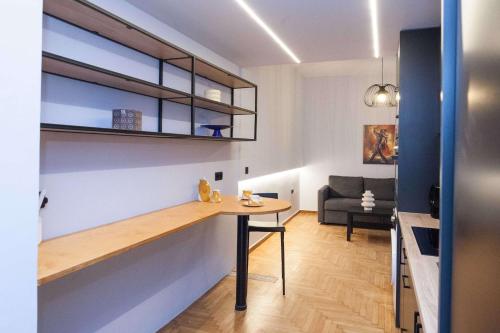Urban 2 Bd Home in Vibrant Galatsi